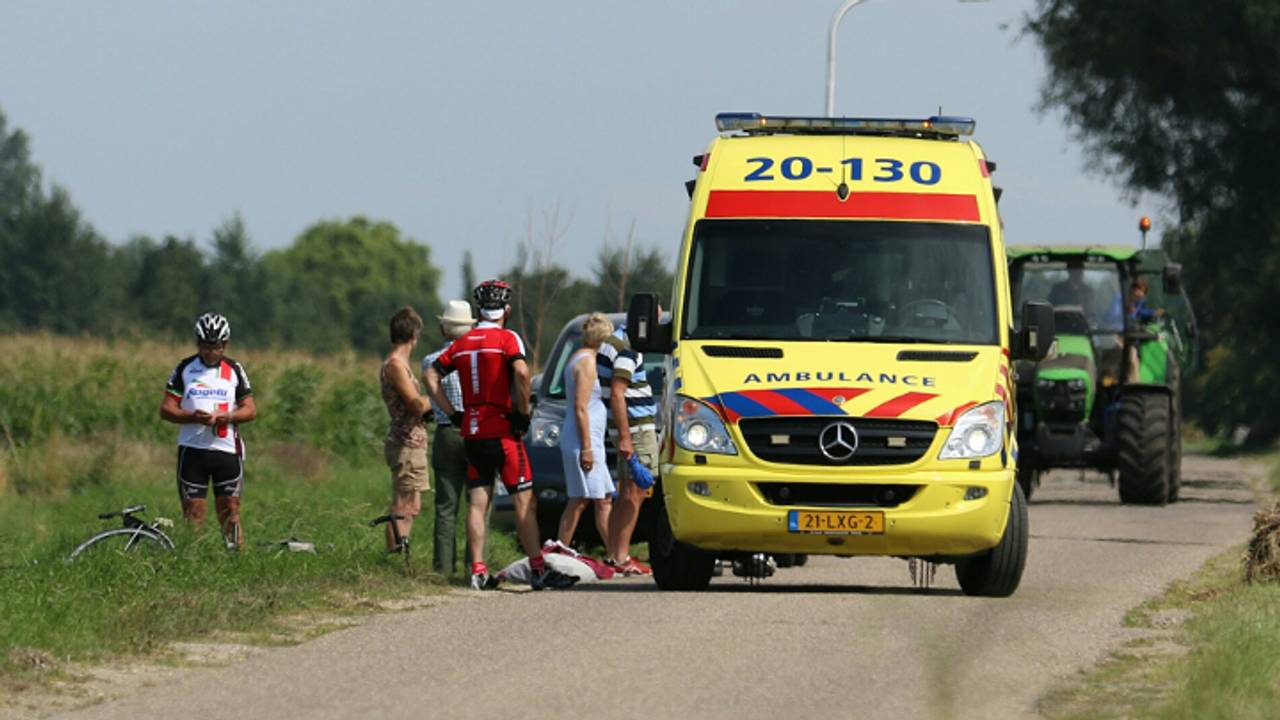 Wielrenner gewond (foto: Jeroen Stuve / Stuve Fotografie)
