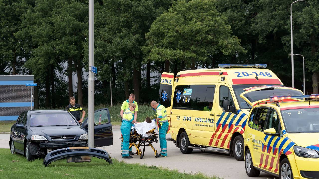 Gewonde bij ongeluk in Tilburg. (foto: Jack Brekelmans)