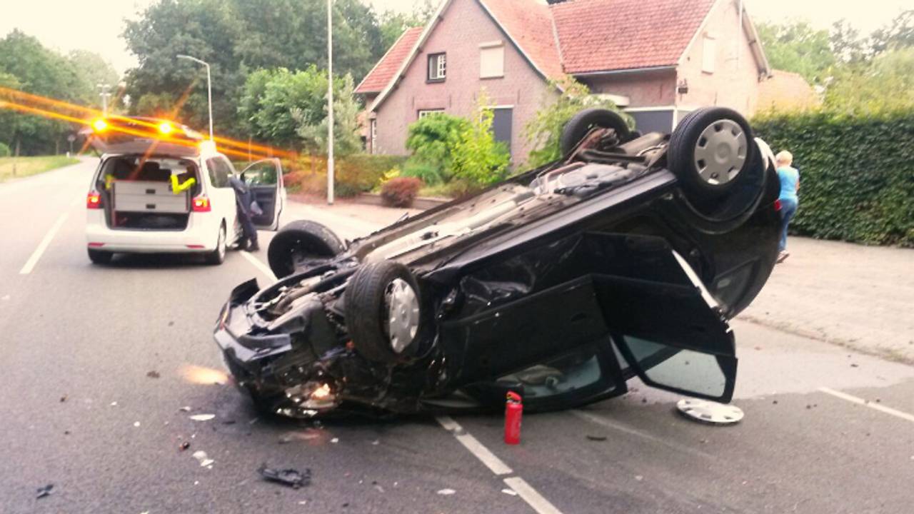 Auto op de kop (foto: Rico Vogels / SQ Vision)