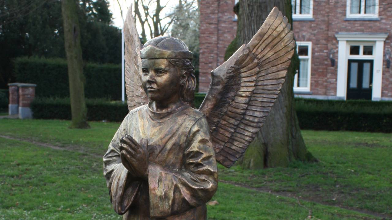 De Vaartengel werd van de sokkel gelicht