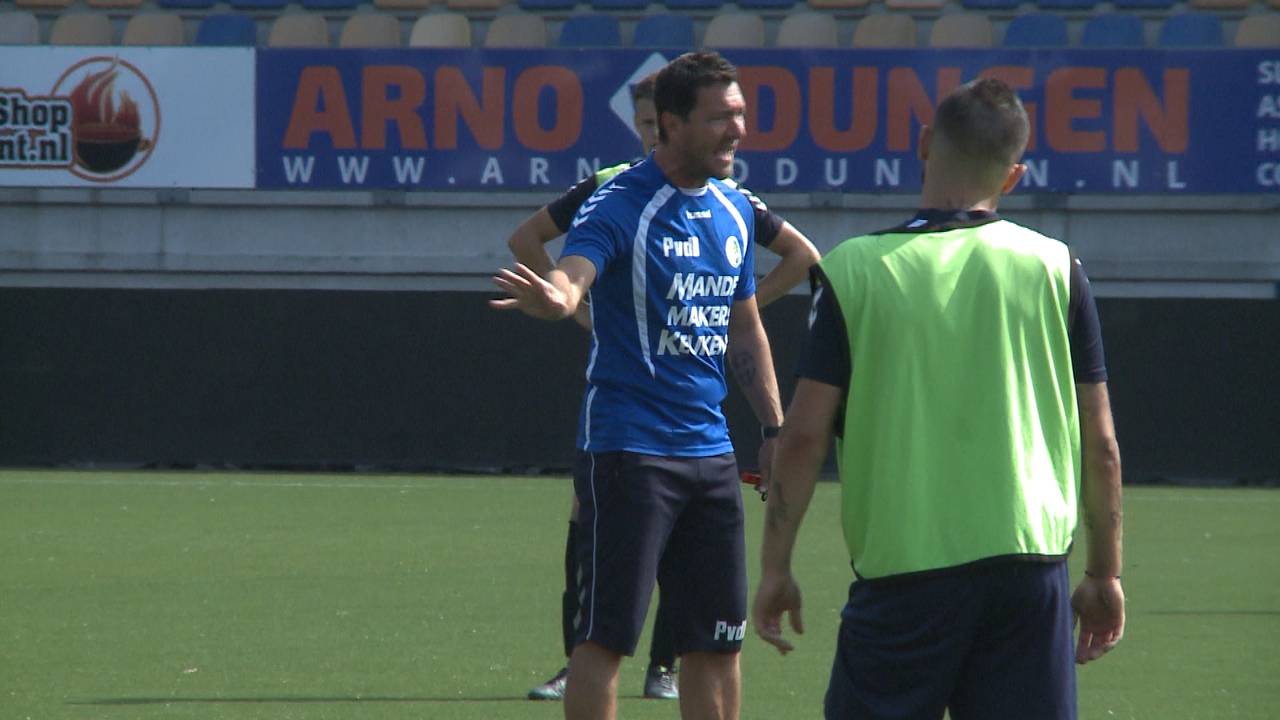 RKC-coach Van den Berg geeft training.