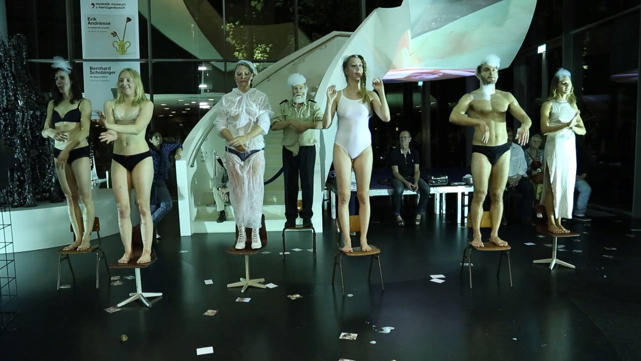 De voorstelling ‘Stand Alone’ werd opgevoerd in het Stedelijk Museum in Den Bosch.