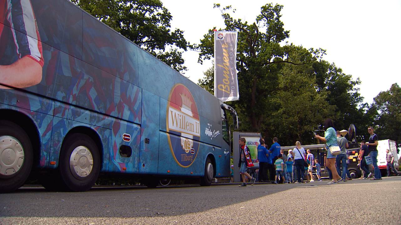 De nieuwe spelersbus van Willem II in betere tijden