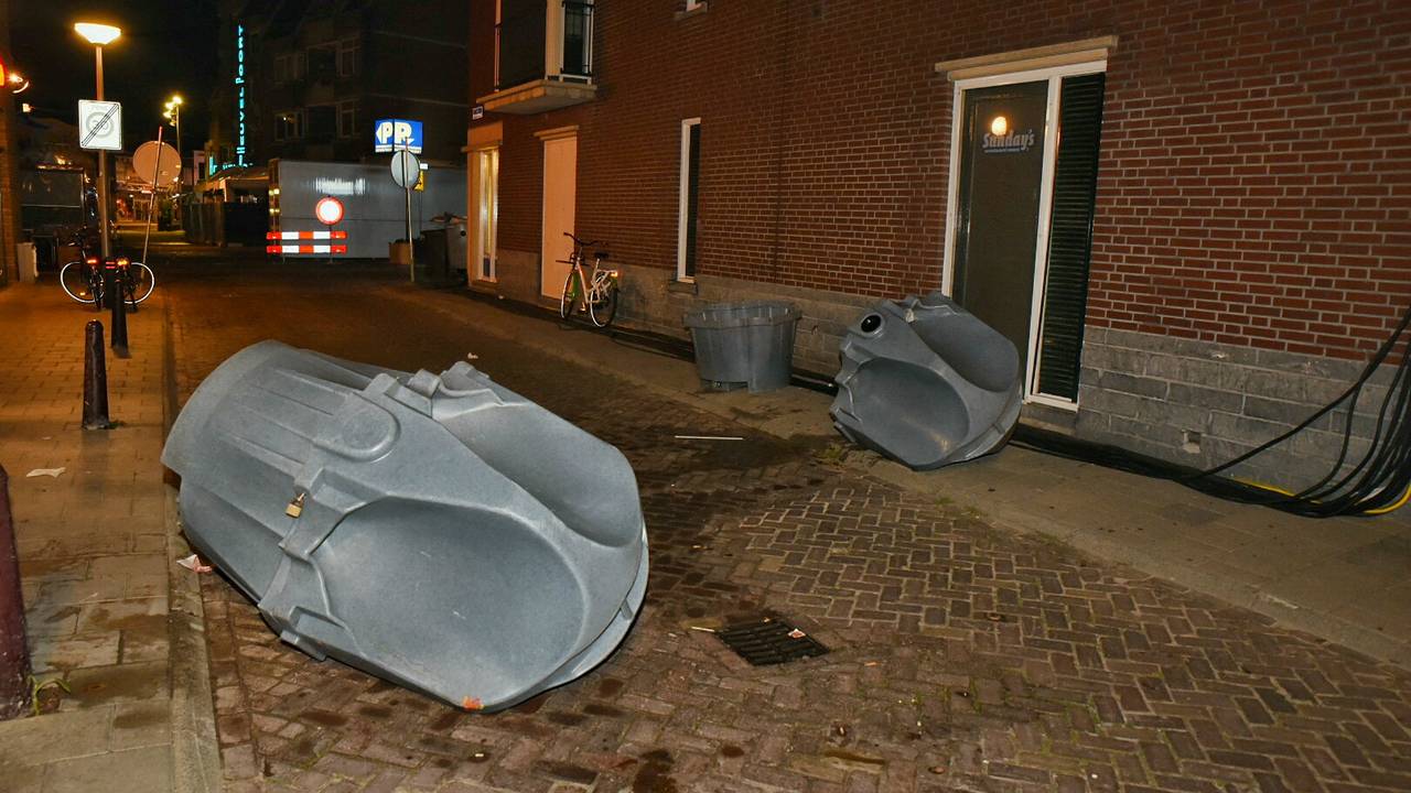Vernielde urinoirs in Tilburg. (foto: Toby de Kort/De Kort Media)