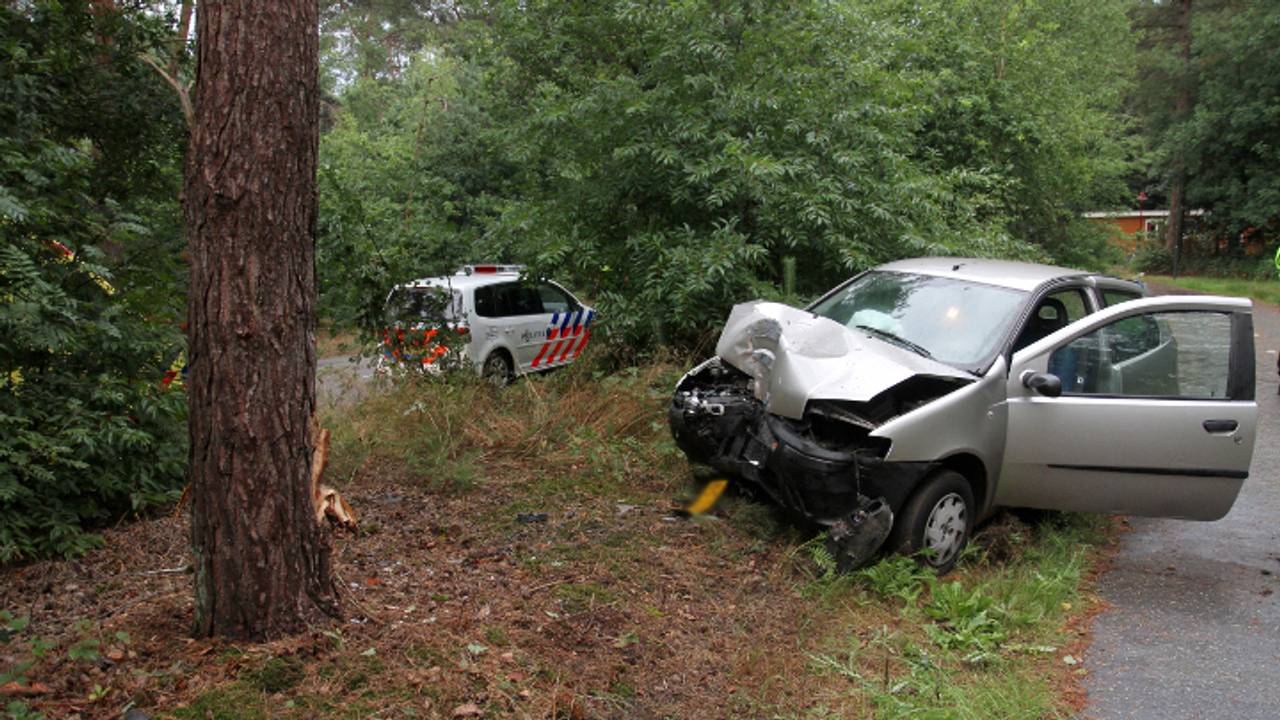 Auto tegen boom (foto: Martien van Dam / SQ Vision)