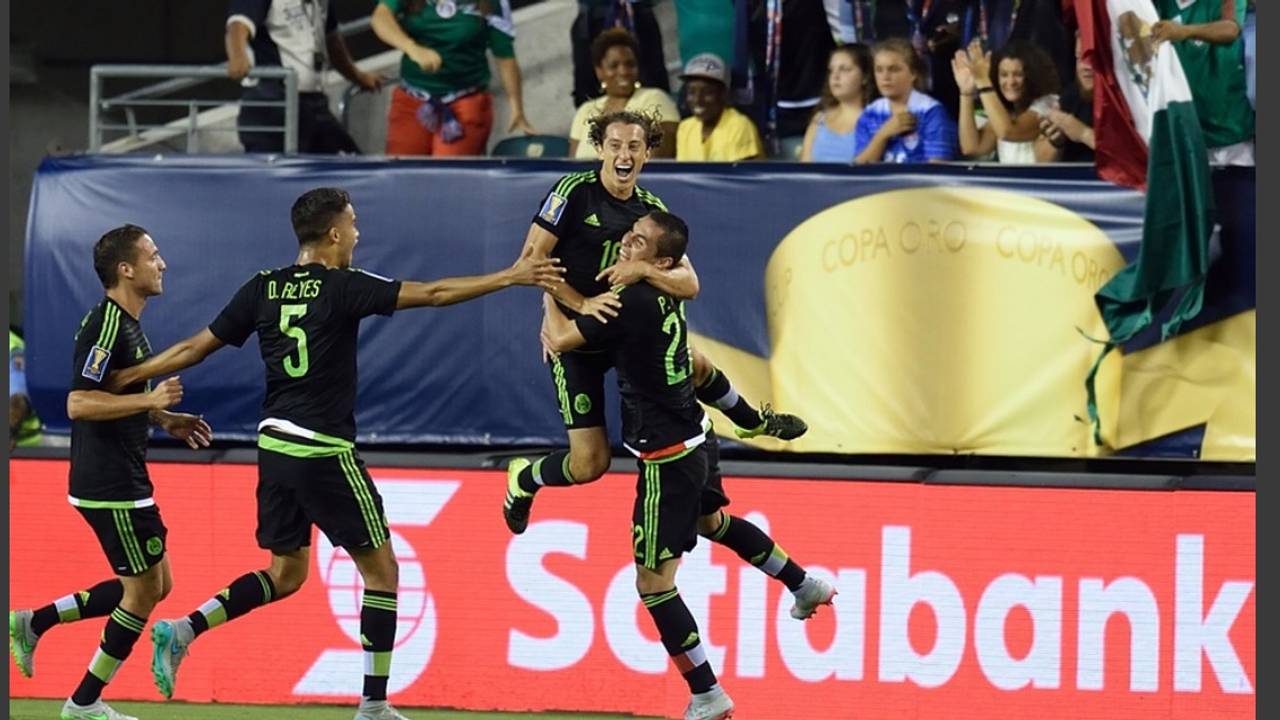 Guardado brengt Mexico aan de leiding.