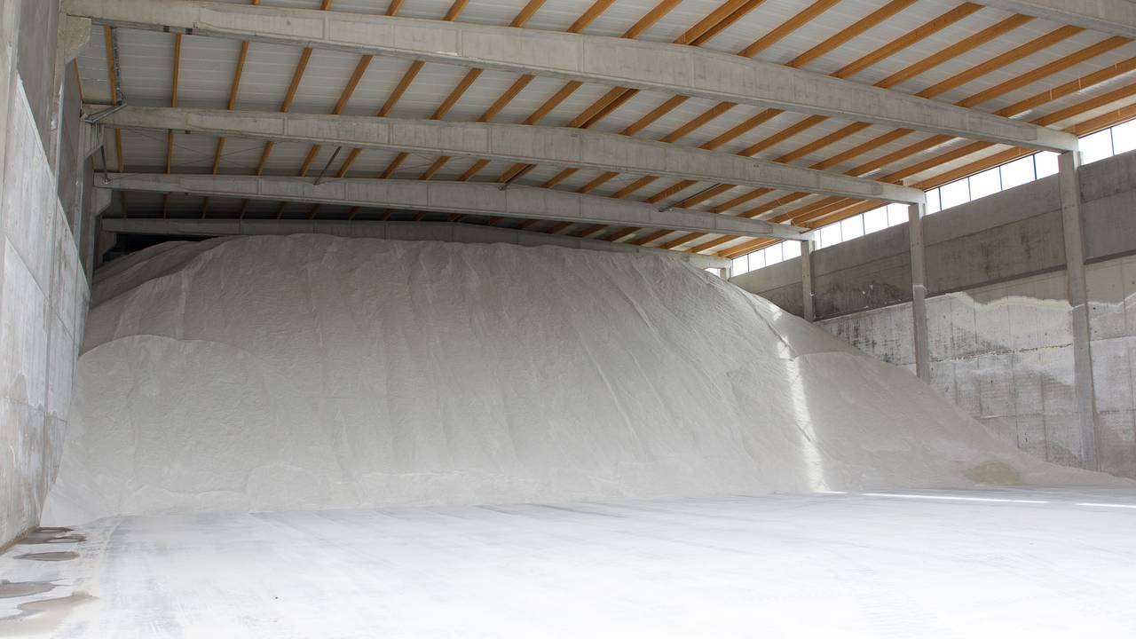 In deze loods het eerste strooizout van Nederland (foto Marcel van Dorst - SQ Vision)