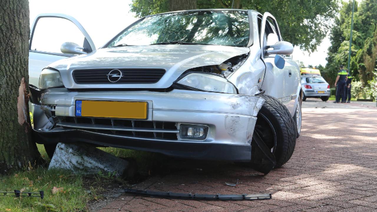 Auto tegen boom. (foto: Hans van Hamersveld / Kijkenklik Media)
