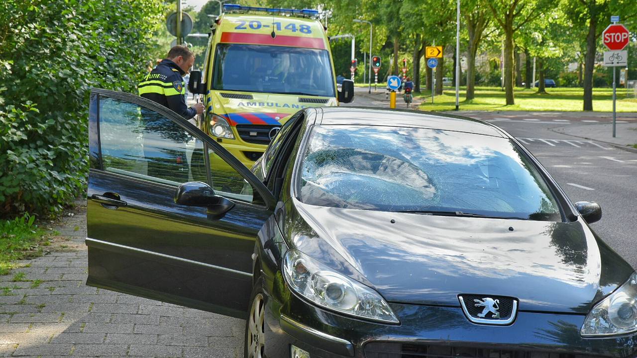 De auto raakte flink beschadigd. (foto: Toby de Kort)