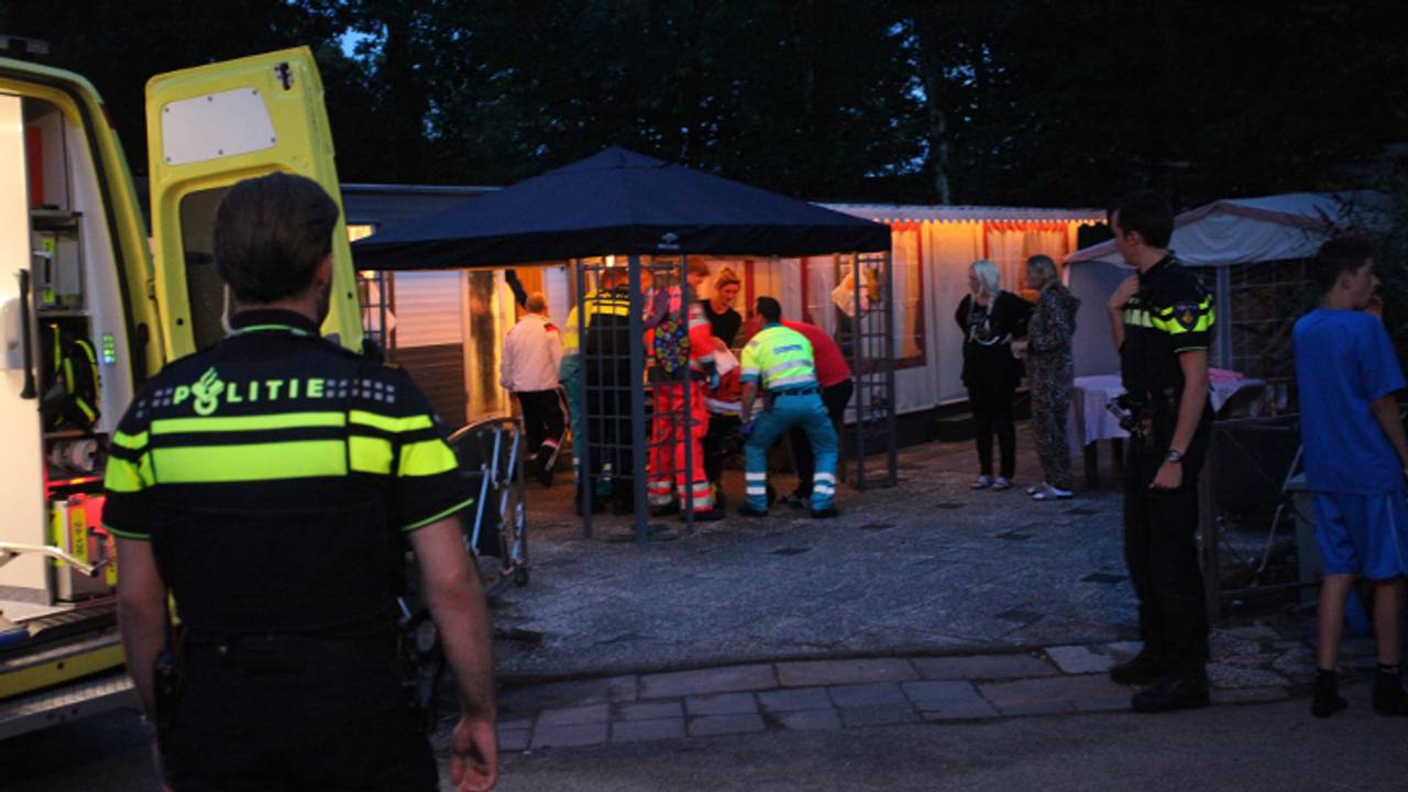 Man zwaargewond uit caravan gehaald. (foto: Jeroen Stuve / Stuve Fotografie)