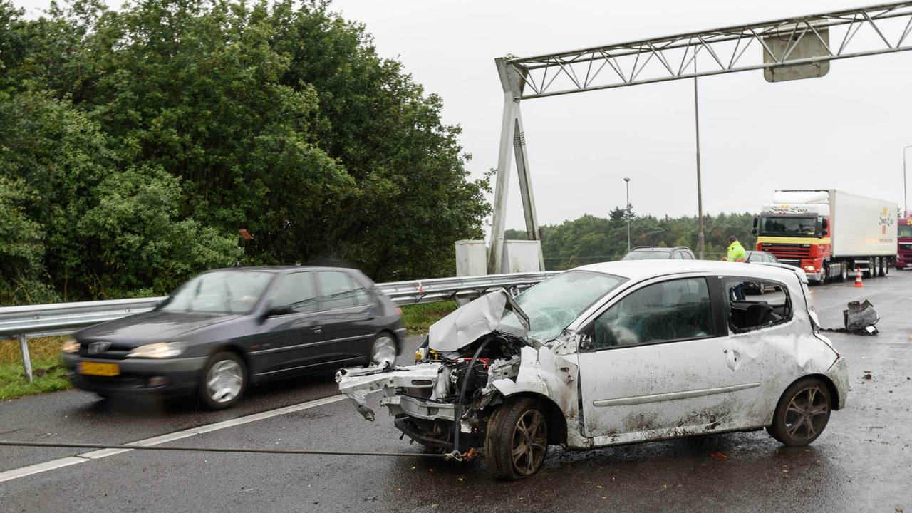 Auto uit de bocht gevlogen op A58 (foto: Tom van der Put/SQ Vision).