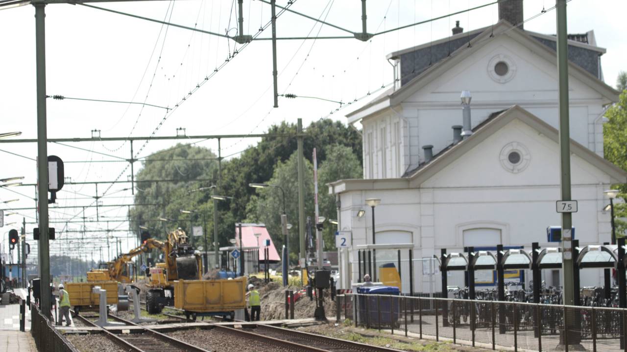 Werk aan het spoor bij station Zevenbergen.