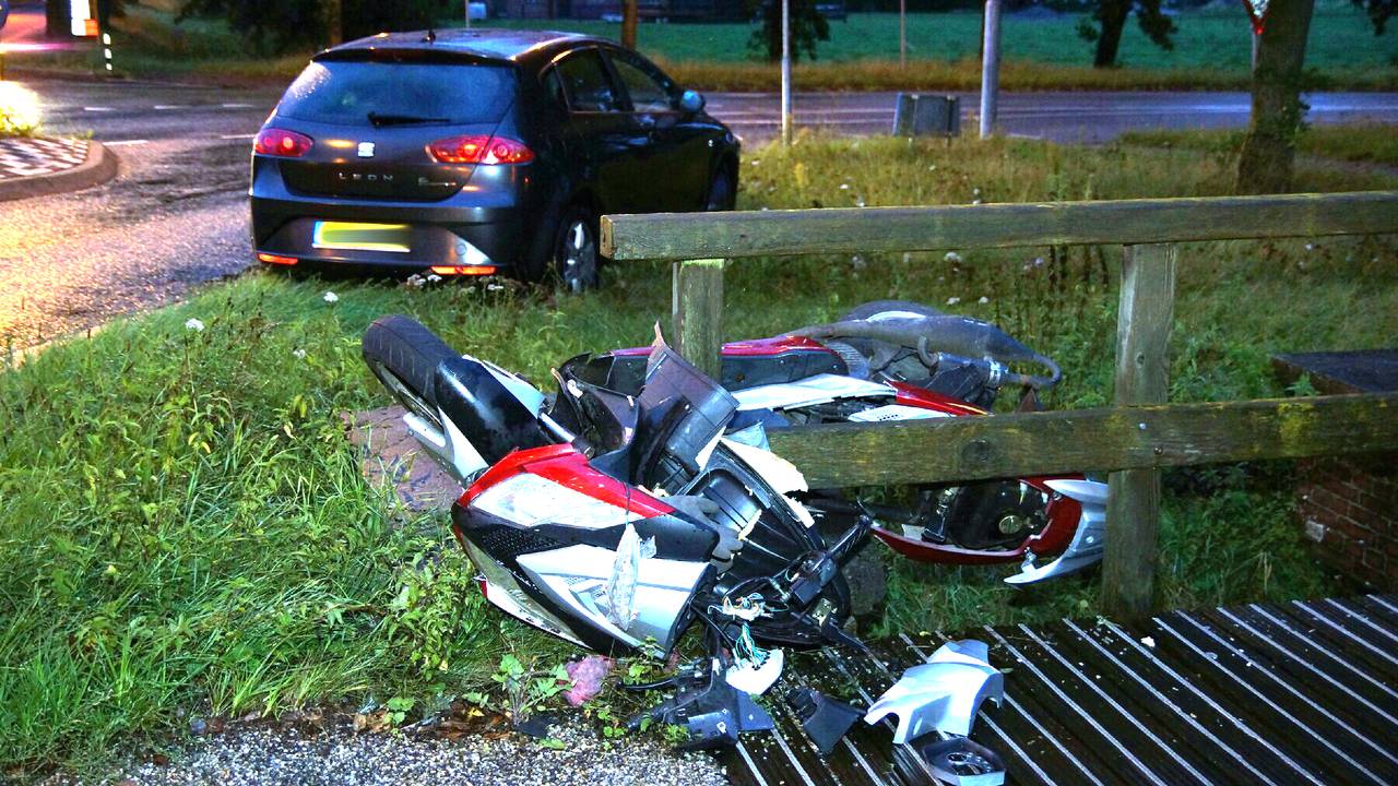 De snorscooter raakte zwaar beschadigd. Foto Martijn van Bijnen/FPMB