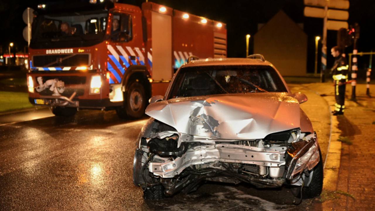 Auto flink beschadigd (foto: Jack Brekelmans / Persburo-BMS)