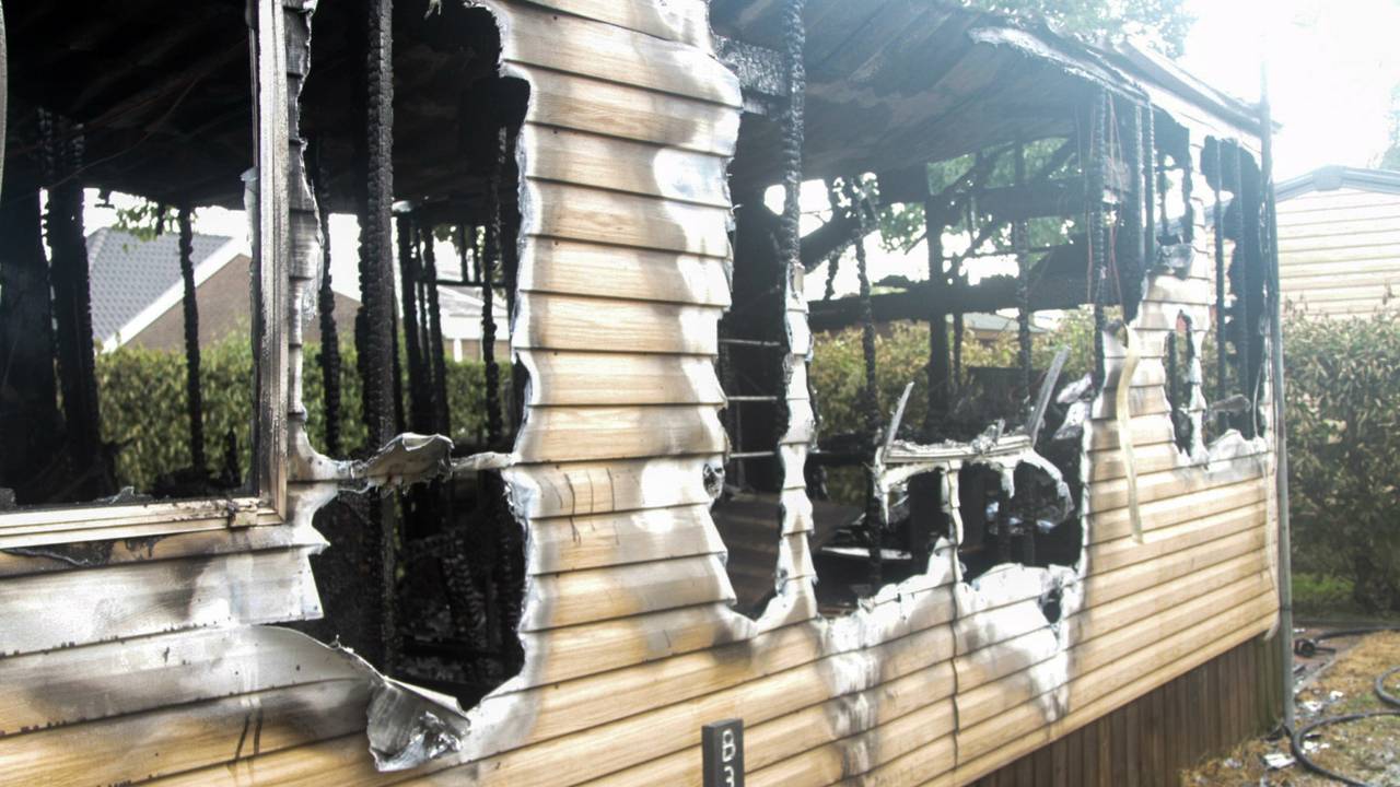 De caravan werd goeddeels in de as gelegd. (Foto: Alexander Vingerhoeds/Obscura Foto)