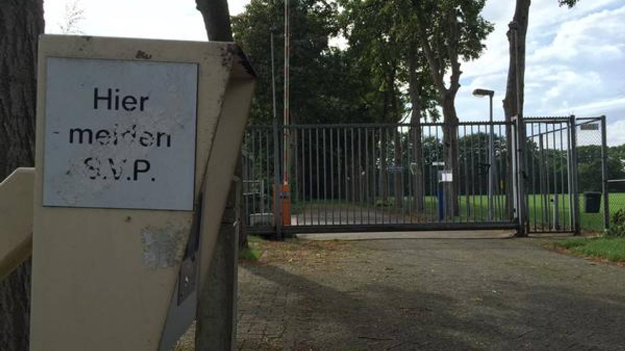 Het oude aanmeldcentrum in Rijsbergen ligt er nu verlaten bij (Foto Marieke Boerefijn).