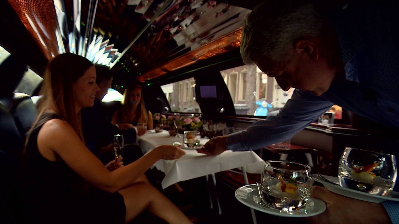 Luxueus uit eten in een limousine.
