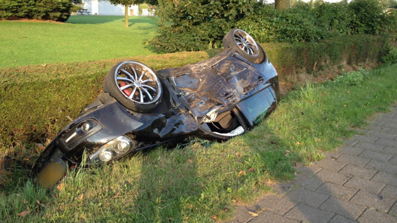 Auto in de sloot (foto: SQ Vision)