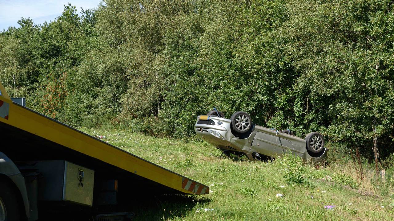 Cabrio over de kop op A58 Bavel (foto: Tom van der Put/SQ Vision)