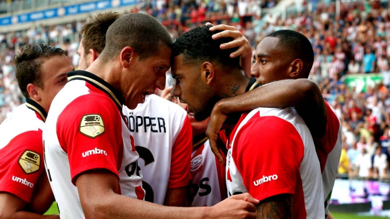 Jürgen Locadia juicht na z'n doelpunt tegen Feyenoord (foto: VI Images)