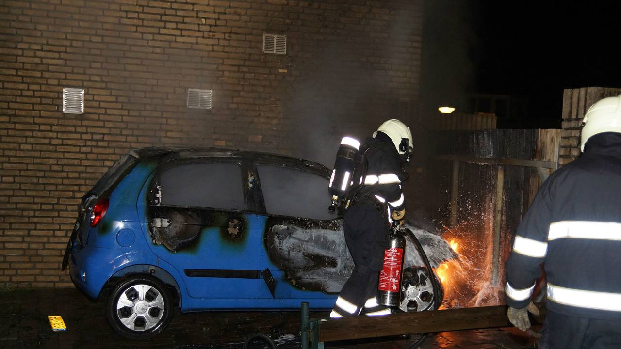 De brandweer blust het vuur. Foto Martijn van Bijnen/FPMB