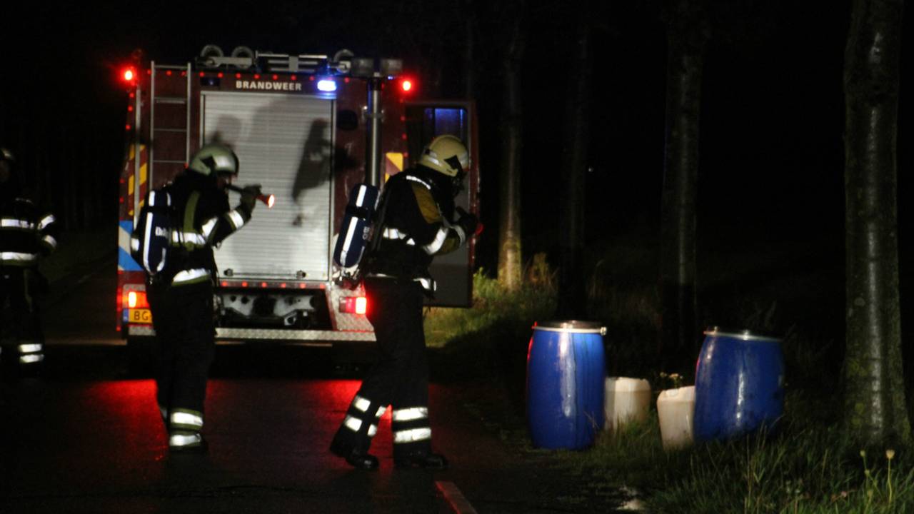 De gevonden vaten aan de Rottenstraat in Macharen. (Foto: AS Media)