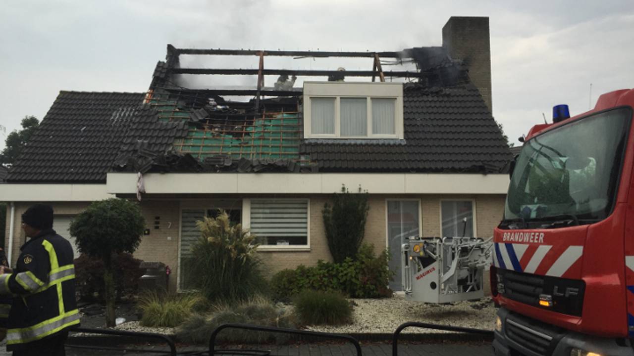 woningbrand-na-blikseminslag-in-den-bosch-hond-uit-huis-gered-omroep