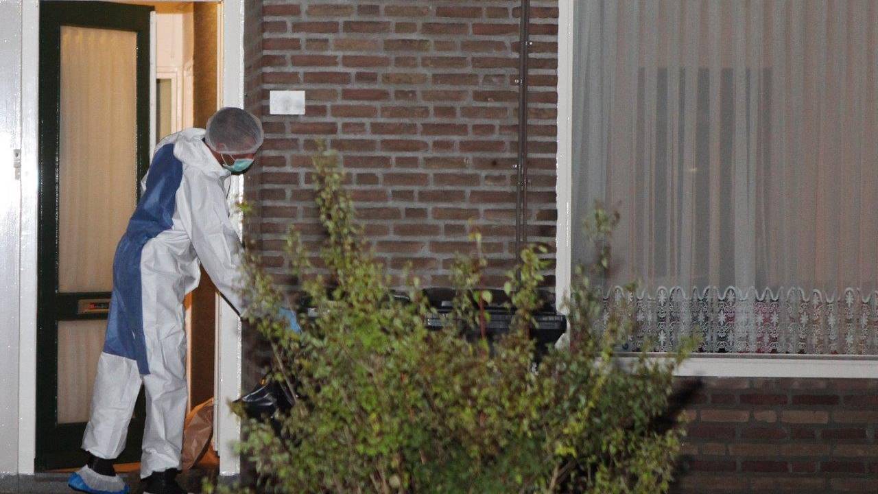 Gewonde vrouw vlucht uit haar huis. (foto: Bart Meesters)