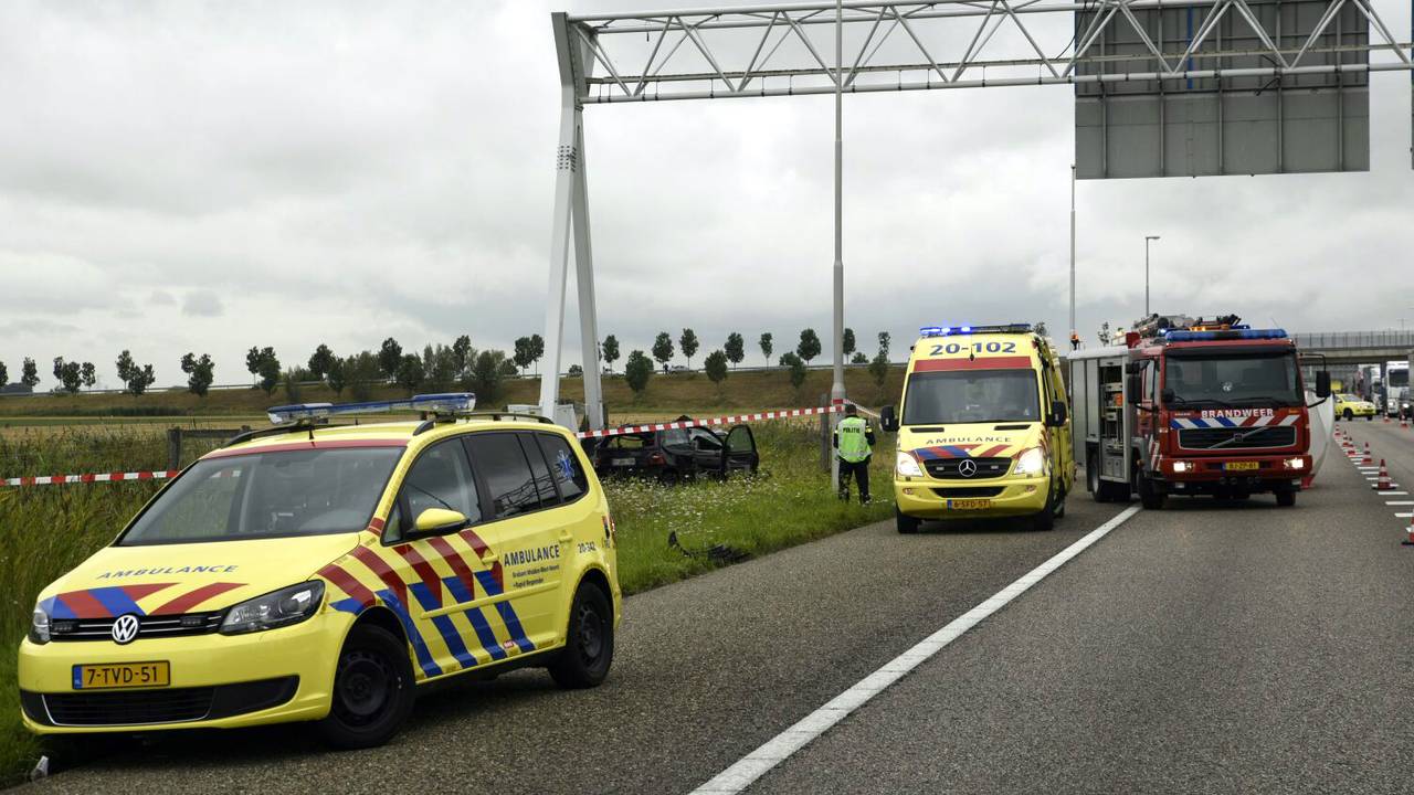 Hulpverleners aan het werk op de onheilsplek (foto Tom van der Put/SQ Vision)