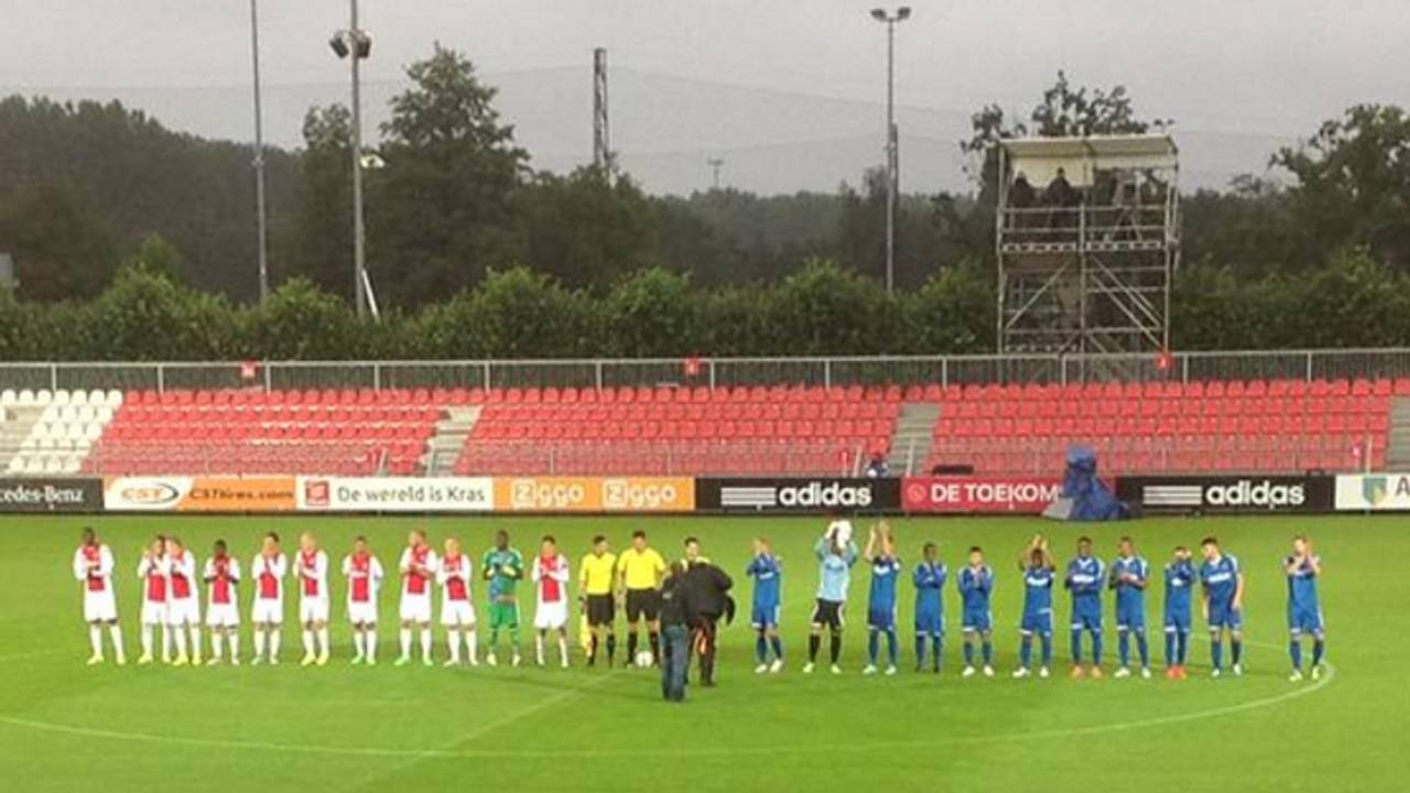 Spelers voor het begin van de wedstrijd. (foto: @HelmondSport / Twitter)