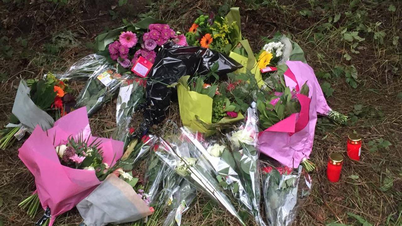 Bloemen op de plek waar Hugo om het leven kwam