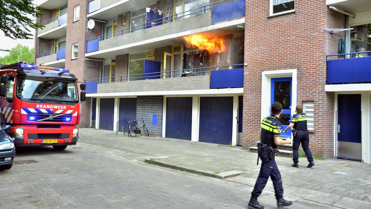 Het vuur slaat uit de flat (foto Diederik Cools/Stuve fotografie).