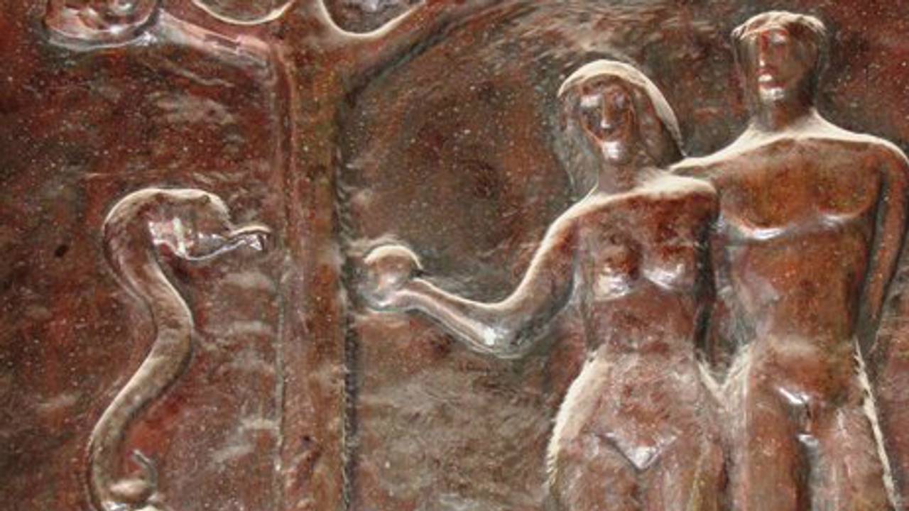 Naakt in een paradijselijke omgeving.