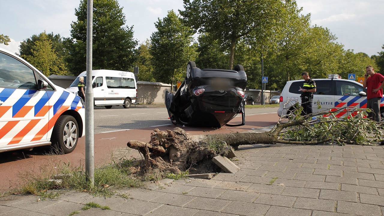 Auto over de kop in Oosterhout. (foto: Marcel van Dorst/MaRicMedia)