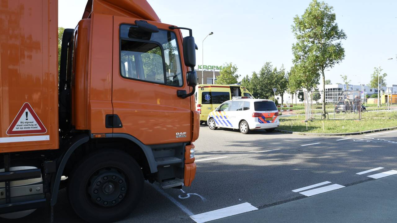 Fietser gewond bij botsing. (foto: Tom van der Put/SQ Vision).