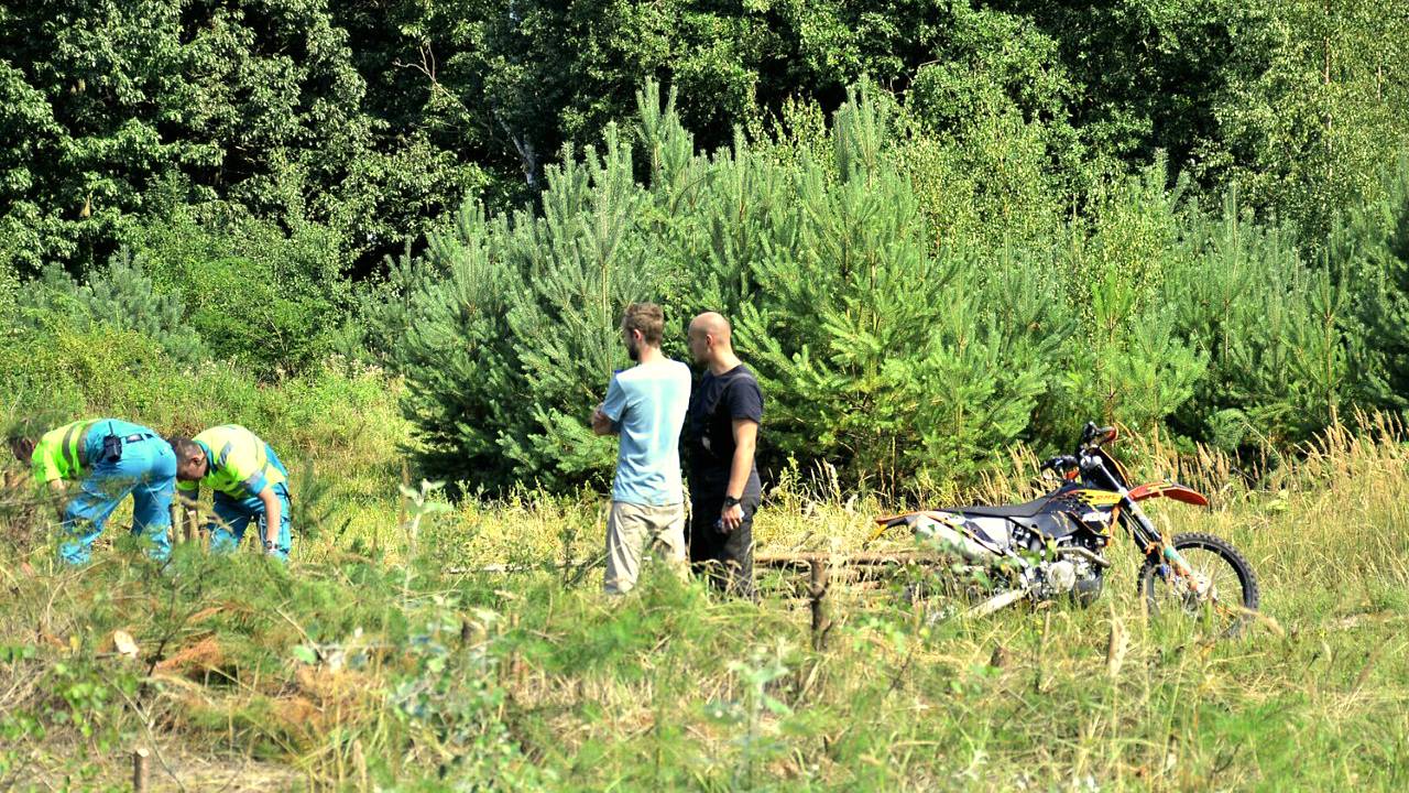 Hulpverleners buigen zich over het slachtoffer. Foto Diederik Cools/Stuve fotografie