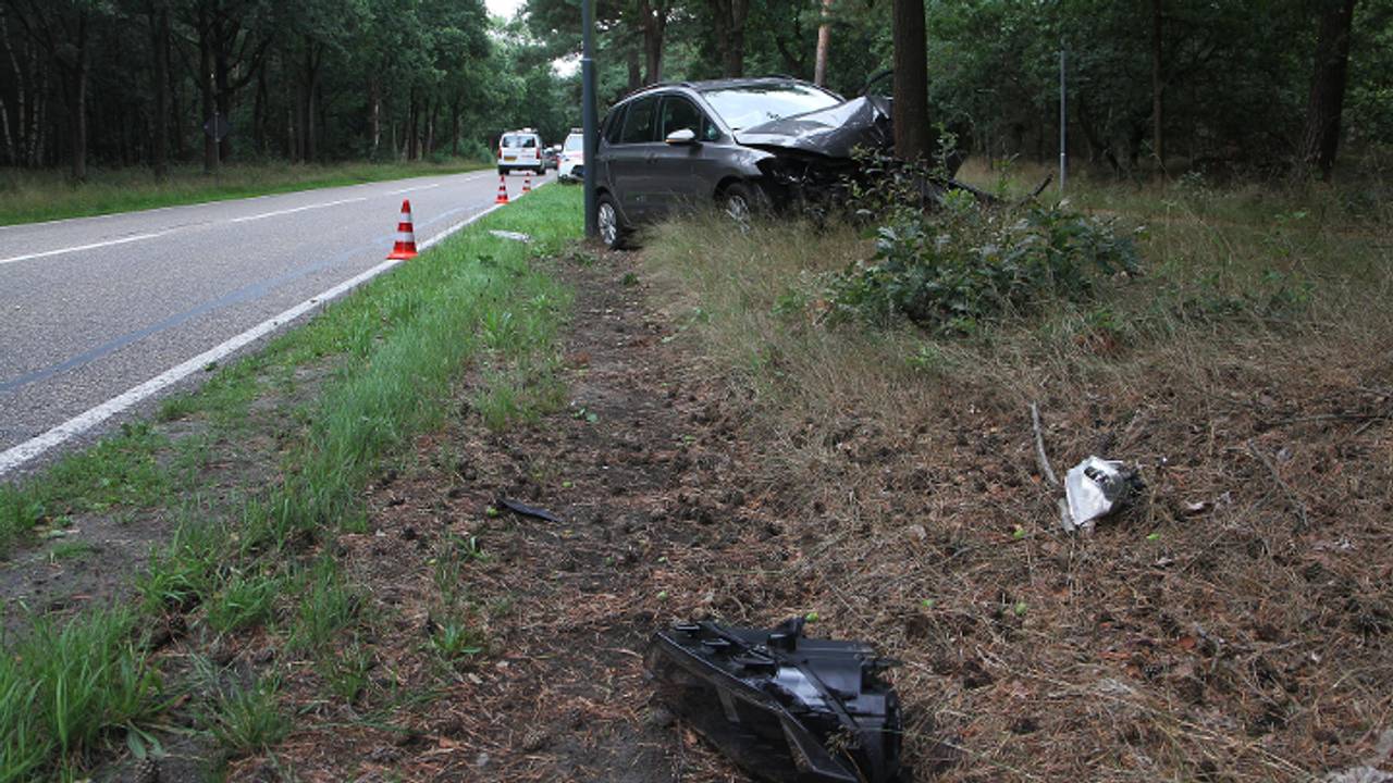 Auto tegen boom (foto: Martien van Dam / SQ Vision)
