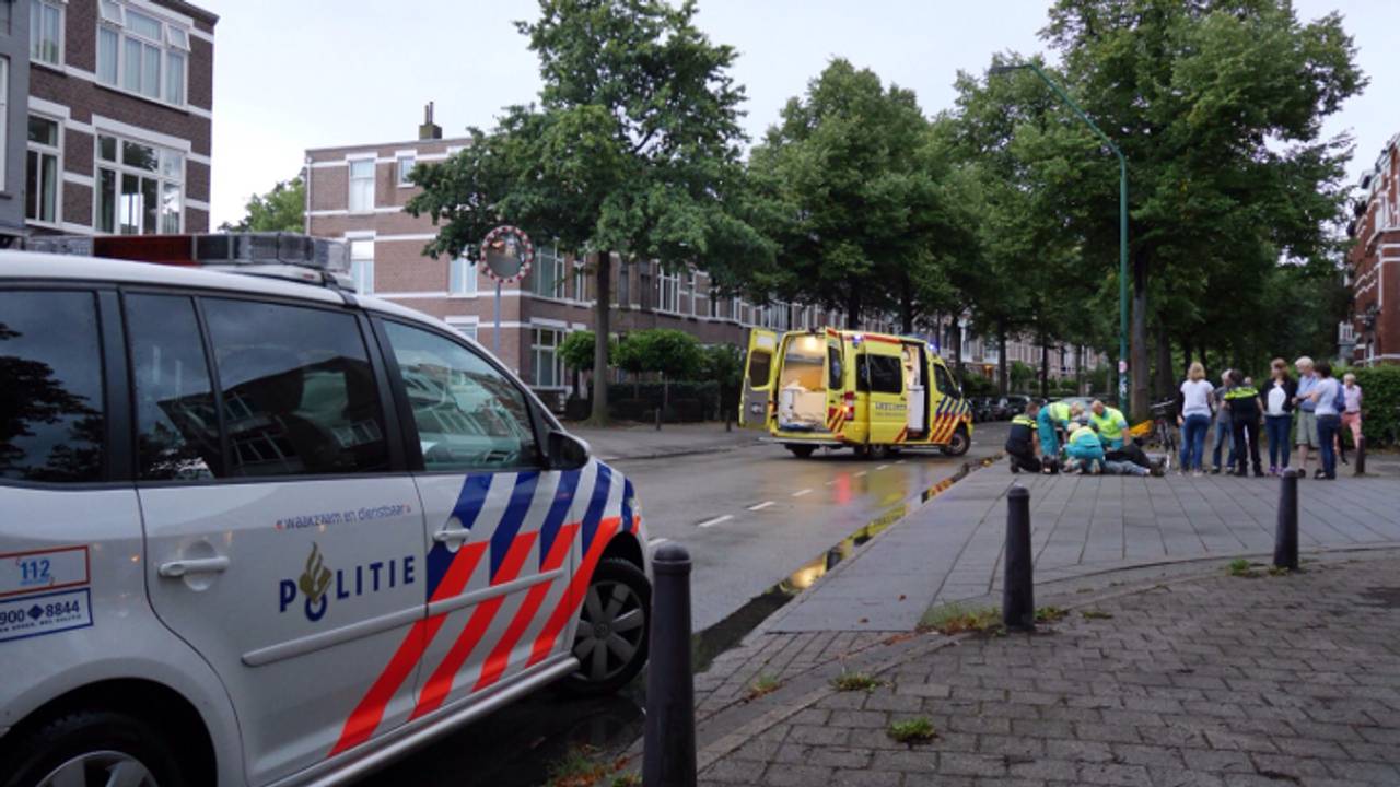 Stadsbus schept voetganger (foto: Perry Roovers / SQ Vision)