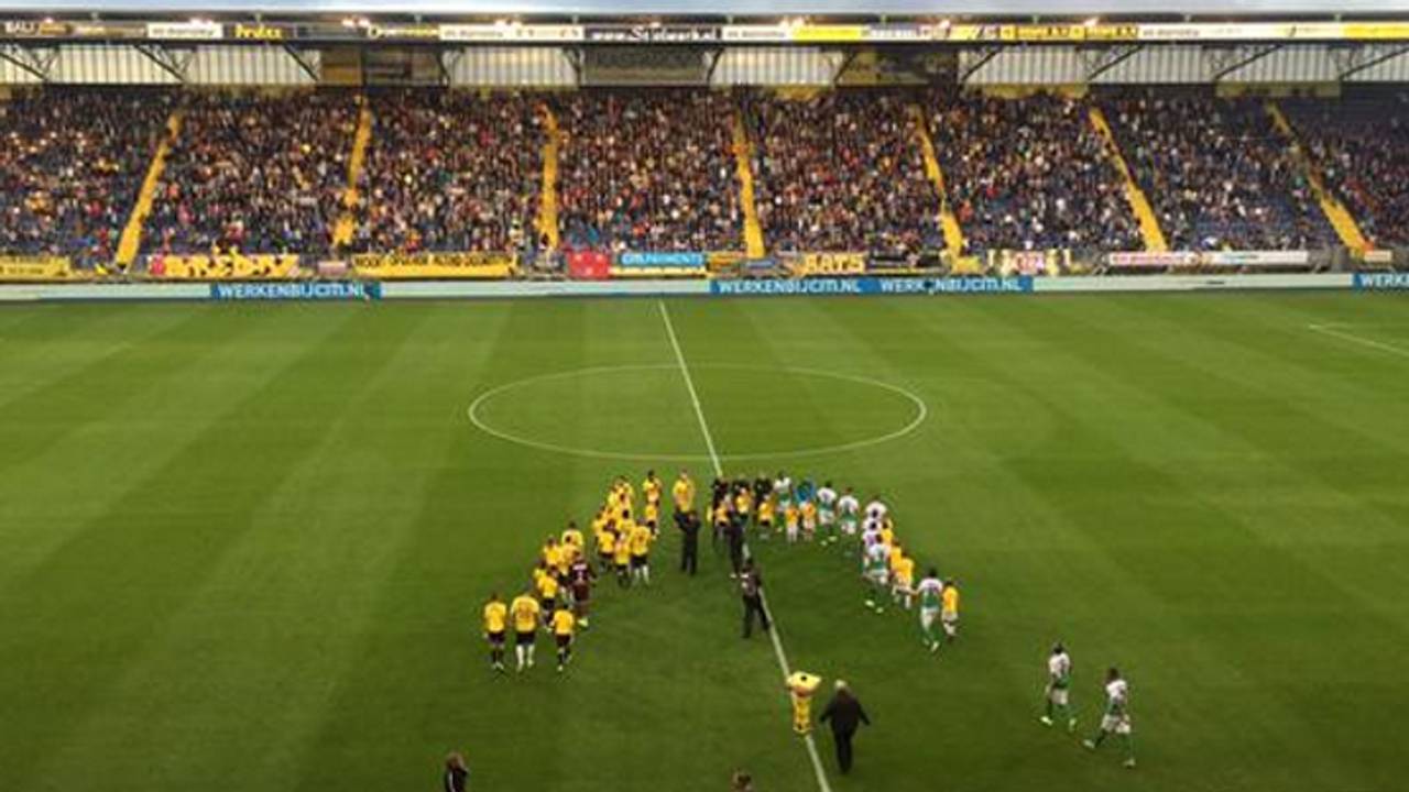 Spelers komen het veld op (foto: Job van der Zon) 