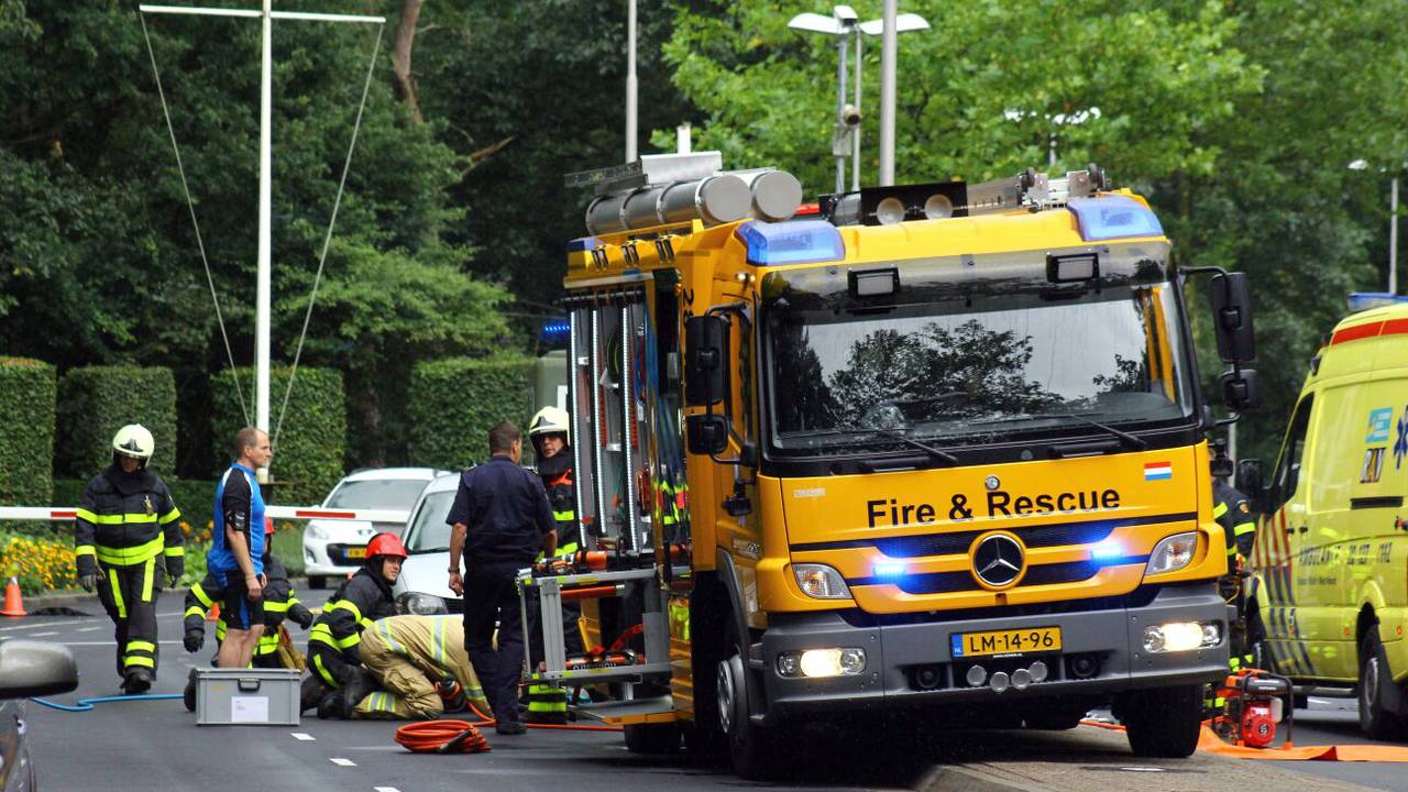 Hulpverleners buigen zich over het slachtoffer. (Koen Wouters/Stuve fotografie)