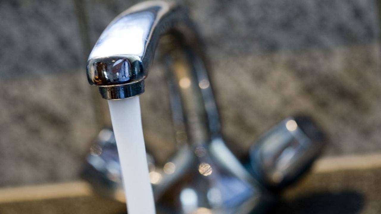 Brabant Water werkt aan de reparatie van de leidingen. (Archieffoto)
