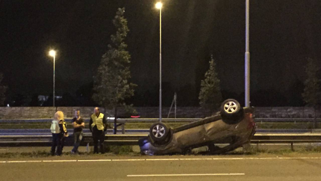 Auto eindigt op de kop (foto: Bart Meesters / Meesters Multi Media)