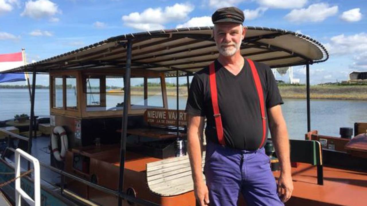 Hans de Zwart bij de veerboot die nu nog van hem is. (Archieffoto)