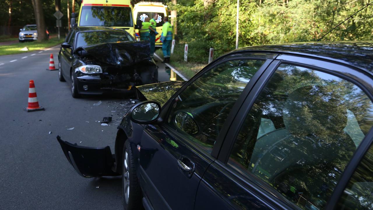 Auto's botsen frontaal in Best. (foto: Gabor Heeres/SQ Vision)