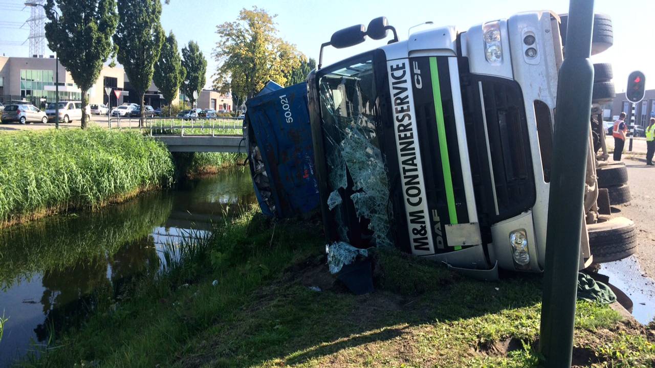 Vrachtwagen kantelt op Ekkersrijt. (foto: GinoPress)