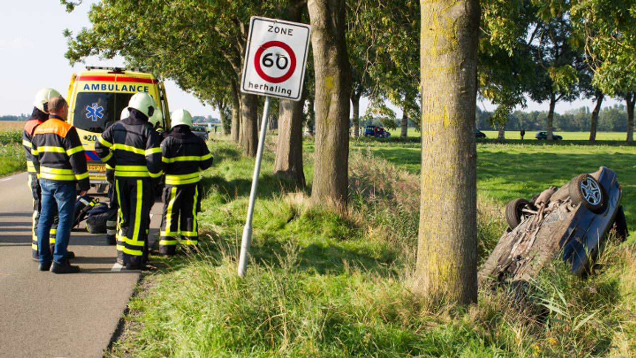 De auto belandde in een sloot. (Foto: Marcel van Dorst/SQ Vision).