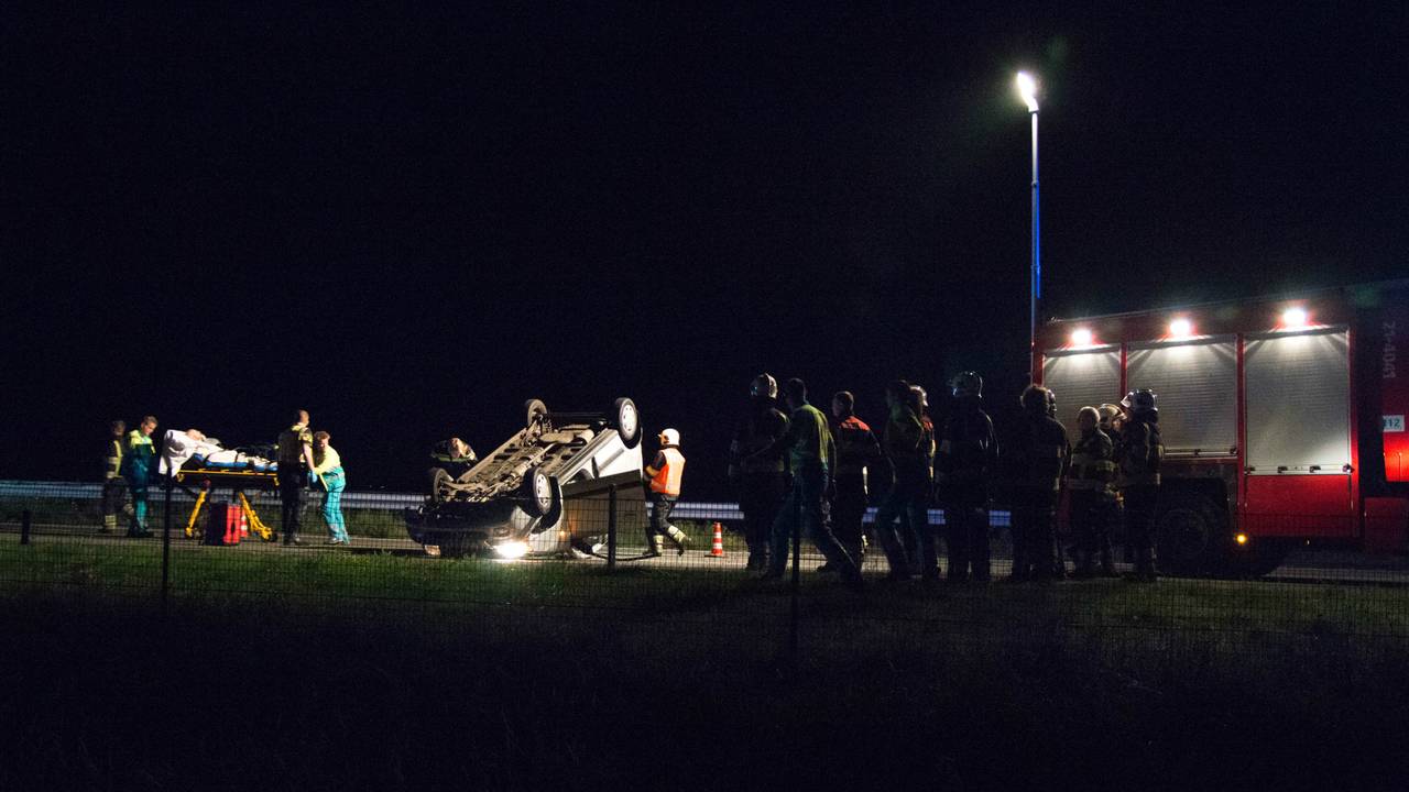 Auto op de kop A73 Vierlingsbeek. (foto: Michael Bussers / SK-Media)