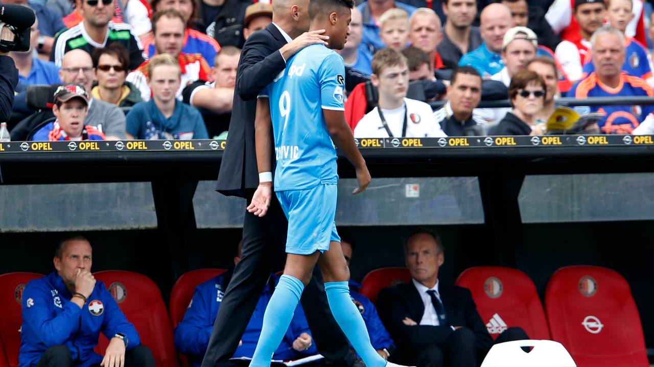 Zivkovic verlaat al vroeg de wedstrijd in Rotterdam.