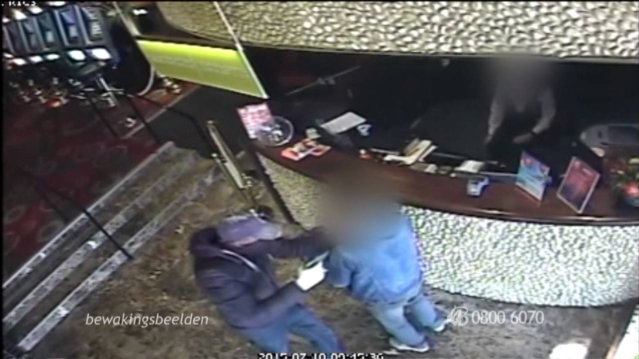 Eén bezoeker krijgt een pistool op zijn hoofd gericht.