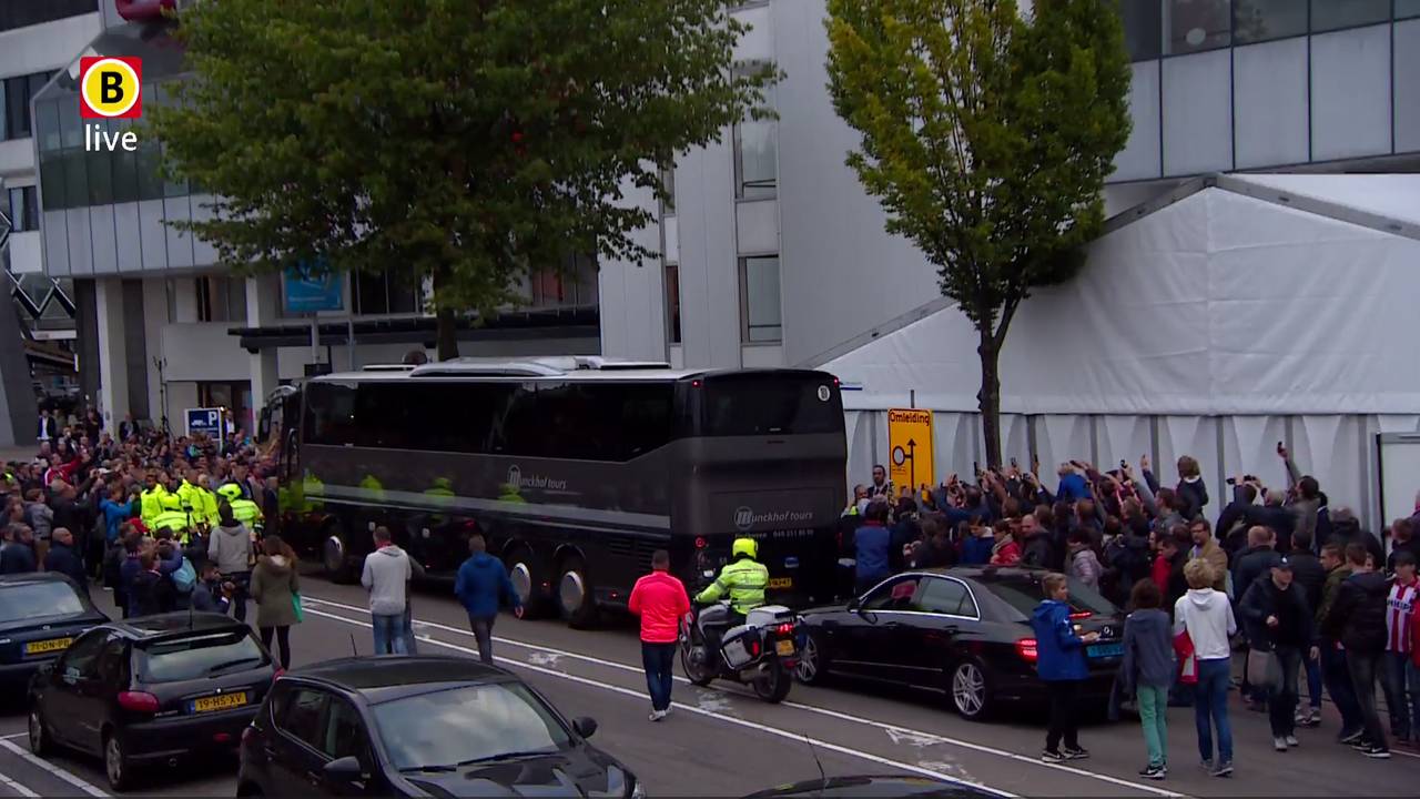 Omroep Brabant zond live sfeerbeelden uit rondom PSV - Manchester United.